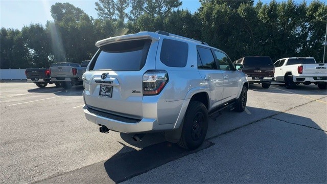 Toyota 4Runner Vehicle Full-screen Gallery Image 10