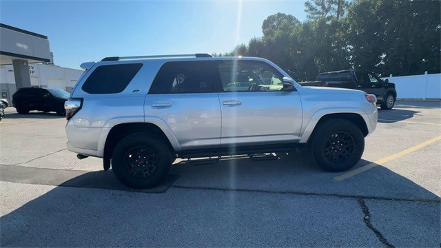 Toyota 4Runner Vehicle Full-screen Gallery Image 11