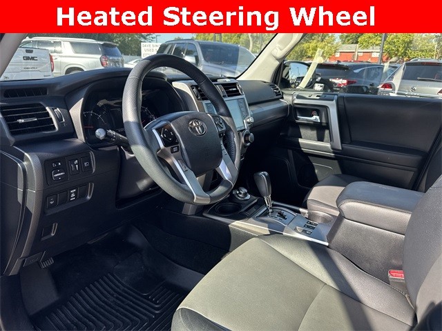 Toyota 4Runner Vehicle Full-screen Gallery Image 13