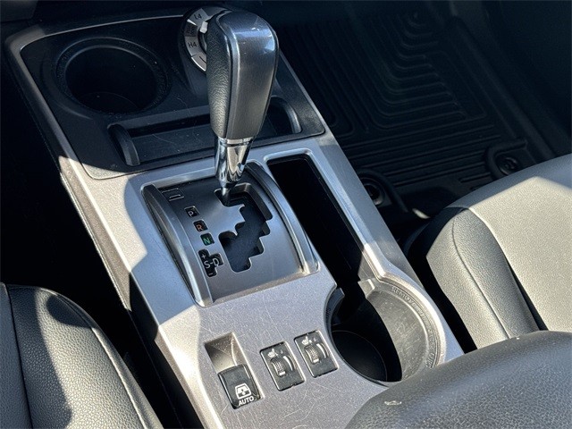 Toyota 4Runner Vehicle Full-screen Gallery Image 20