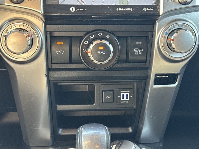 Toyota 4Runner Vehicle Full-screen Gallery Image 22