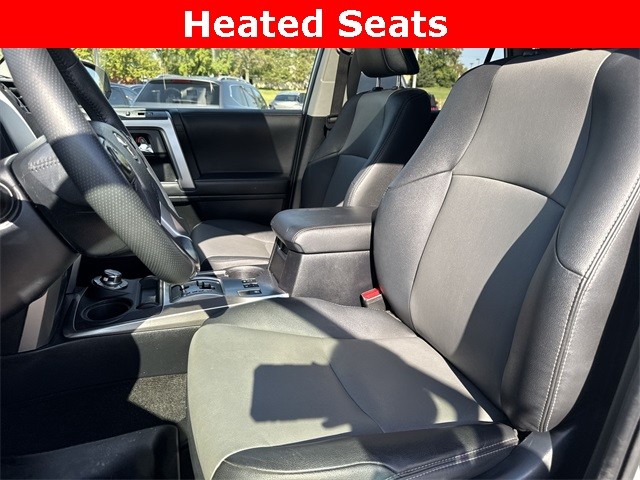 Toyota 4Runner Vehicle Full-screen Gallery Image 24