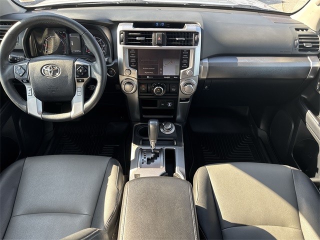Toyota 4Runner Vehicle Full-screen Gallery Image 25