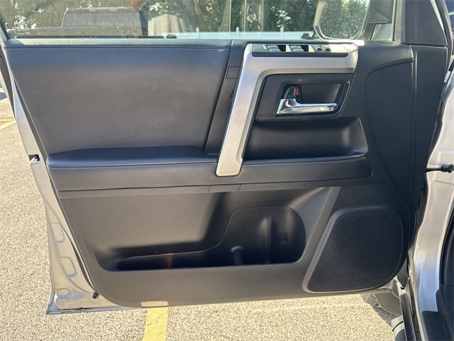 Toyota 4Runner Vehicle Full-screen Gallery Image 27