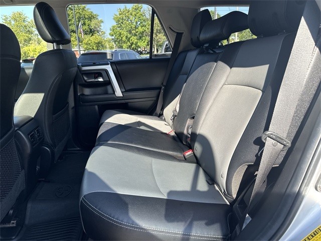 Toyota 4Runner Vehicle Full-screen Gallery Image 29