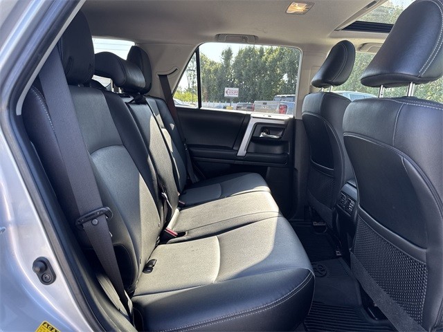 Toyota 4Runner Vehicle Full-screen Gallery Image 31