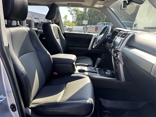 Toyota 4Runner Vehicle Full-screen Gallery Image 32