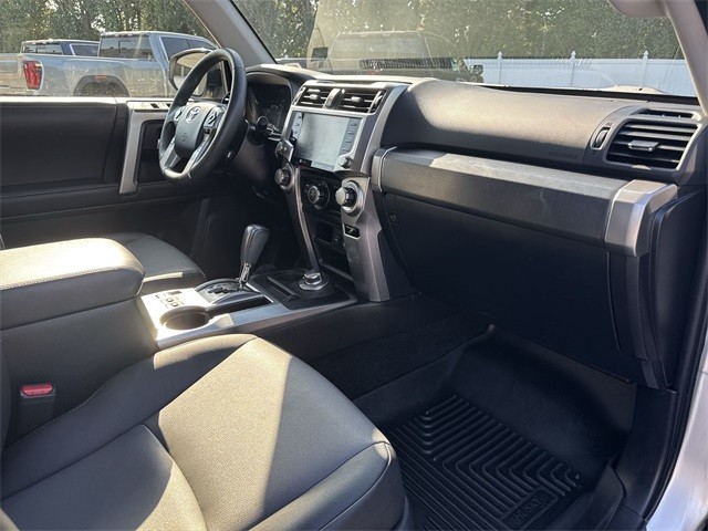 Toyota 4Runner Vehicle Full-screen Gallery Image 33