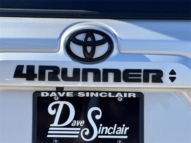 Toyota 4Runner Vehicle Full-screen Gallery Image 36