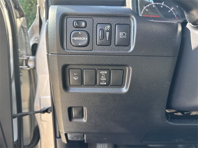 Toyota 4Runner Vehicle Full-screen Gallery Image 39
