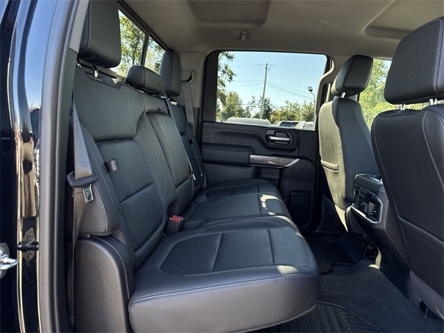 Chevrolet Silverado 2500HD Vehicle Full-screen Gallery Image 31