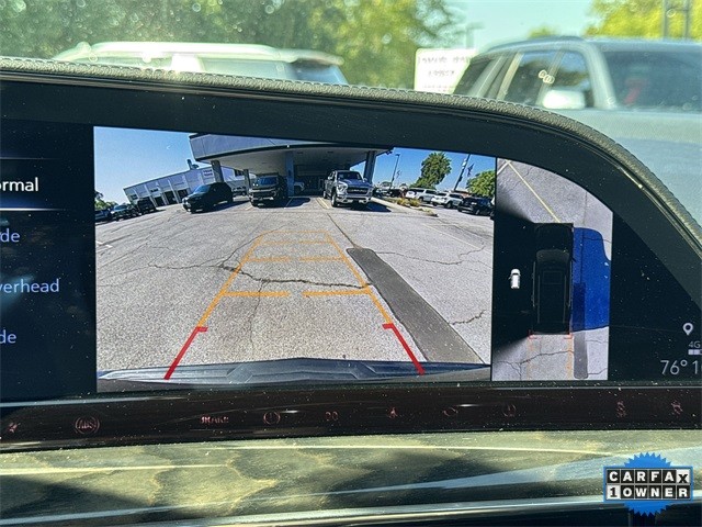 Cadillac Escalade Vehicle Full-screen Gallery Image 18