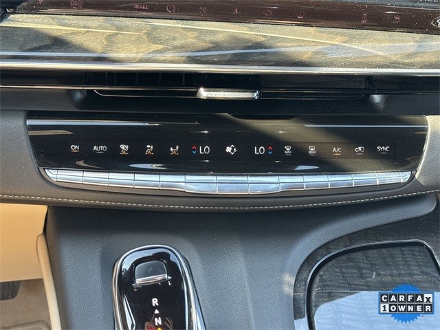 Cadillac Escalade Vehicle Full-screen Gallery Image 21