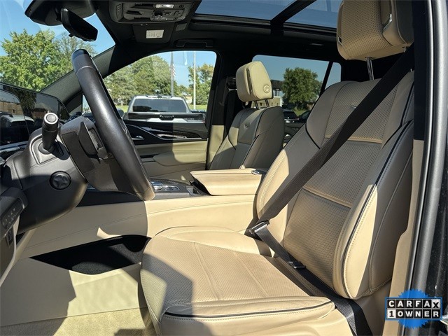 Cadillac Escalade Vehicle Full-screen Gallery Image 23