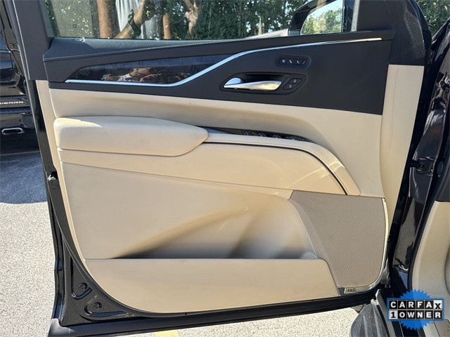 Cadillac Escalade Vehicle Full-screen Gallery Image 26