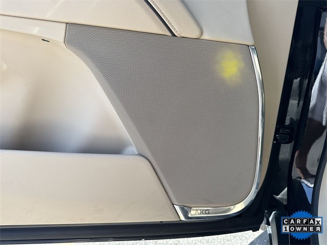 Cadillac Escalade Vehicle Full-screen Gallery Image 28