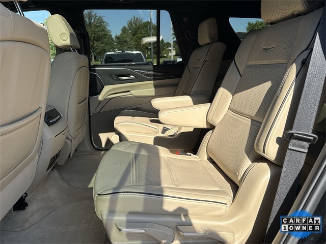 Cadillac Escalade Vehicle Full-screen Gallery Image 29