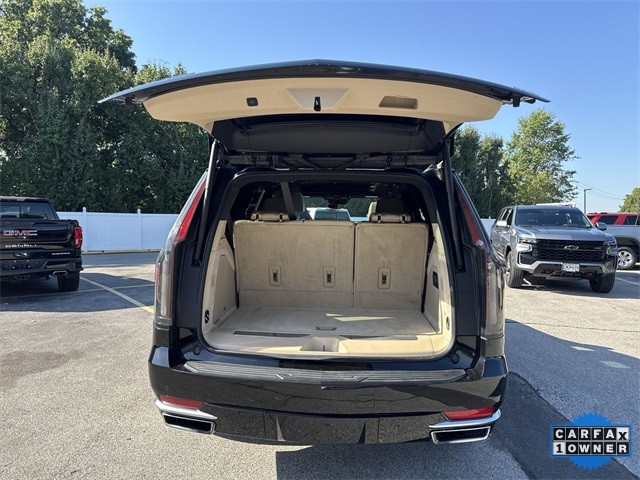 Cadillac Escalade Vehicle Full-screen Gallery Image 30