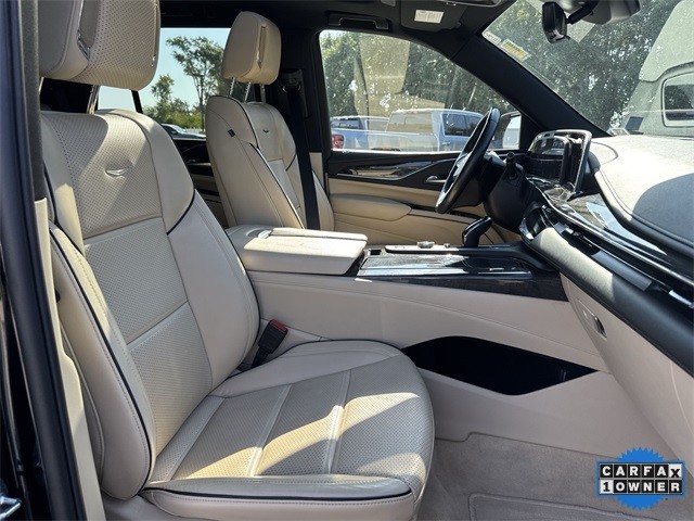 Cadillac Escalade Vehicle Full-screen Gallery Image 32