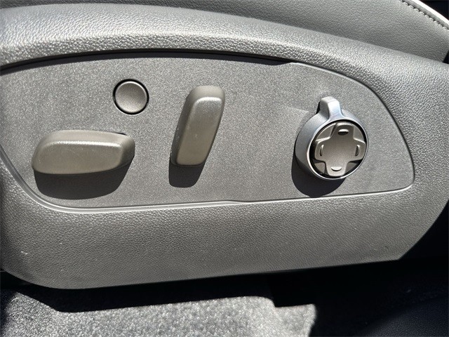 Buick Enclave Vehicle Full-screen Gallery Image 12