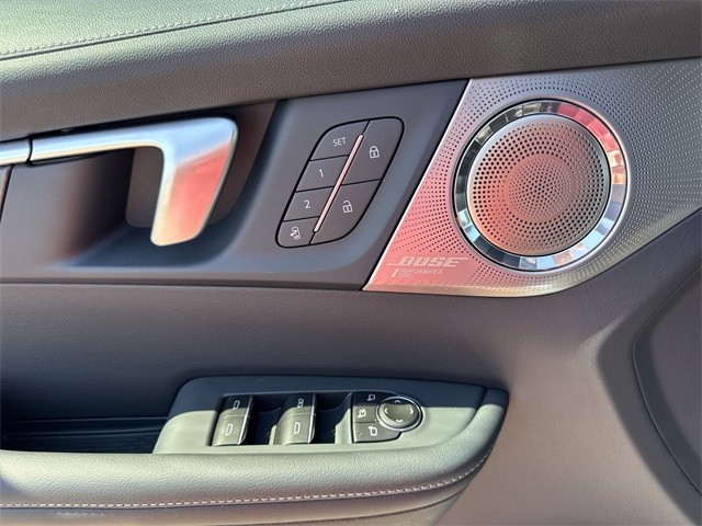 Buick Enclave Vehicle Full-screen Gallery Image 13