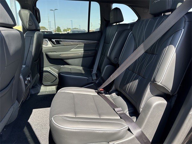 Buick Enclave Vehicle Full-screen Gallery Image 23
