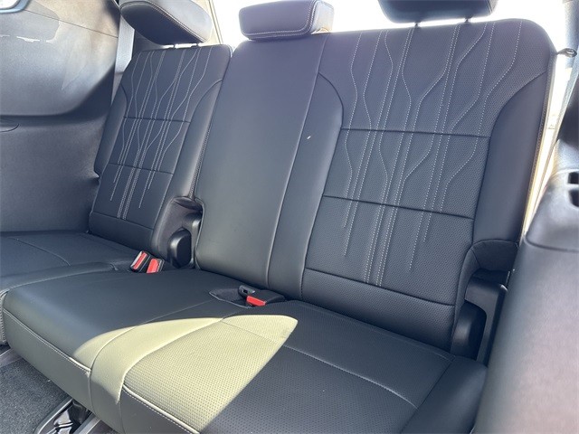 Buick Enclave Vehicle Full-screen Gallery Image 24