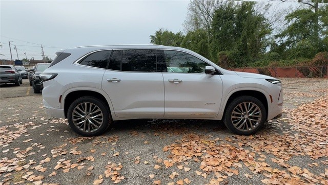 Buick Enclave Vehicle Full-screen Gallery Image 09
