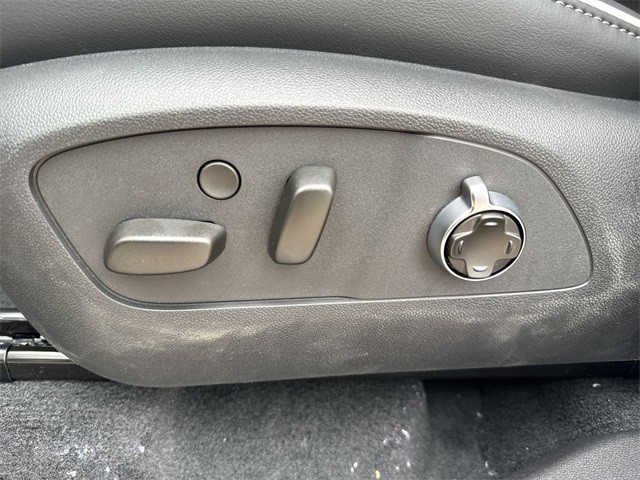 Buick Enclave Vehicle Full-screen Gallery Image 12