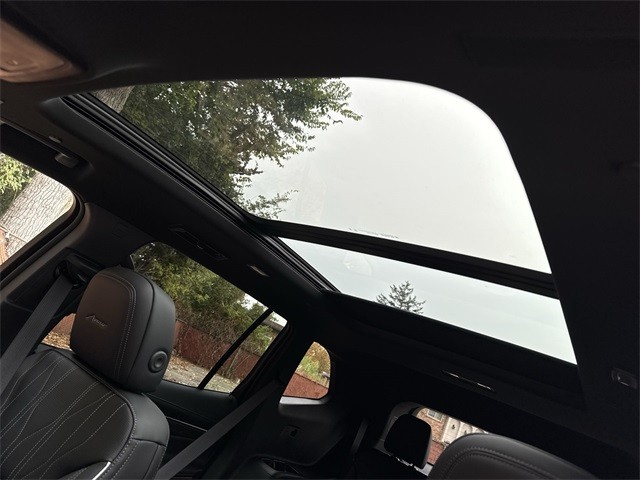 Buick Enclave Vehicle Full-screen Gallery Image 22