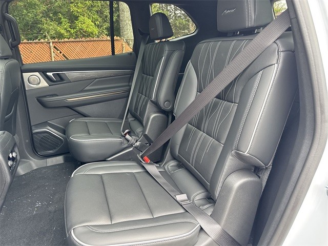Buick Enclave Vehicle Full-screen Gallery Image 23