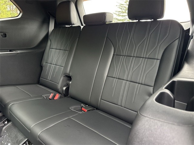 Buick Enclave Vehicle Full-screen Gallery Image 24