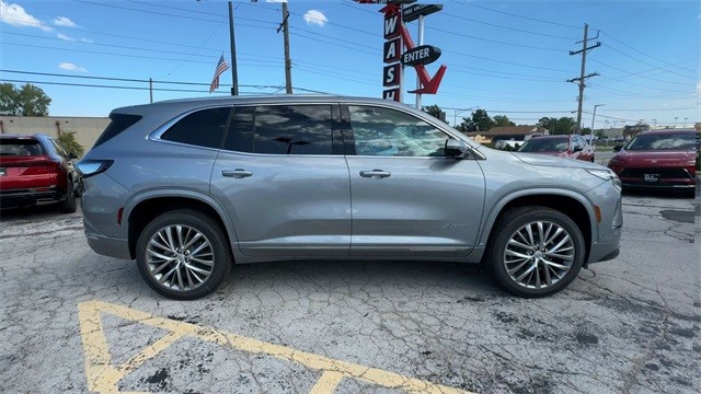 Buick Enclave Vehicle Full-screen Gallery Image 09