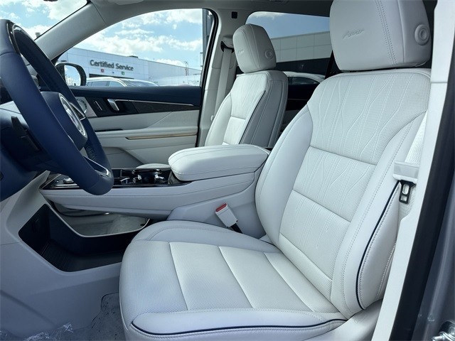 Buick Enclave Vehicle Full-screen Gallery Image 11