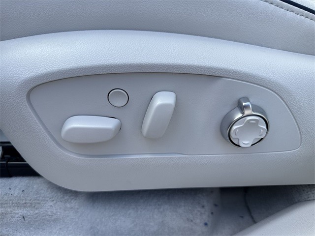 Buick Enclave Vehicle Full-screen Gallery Image 12