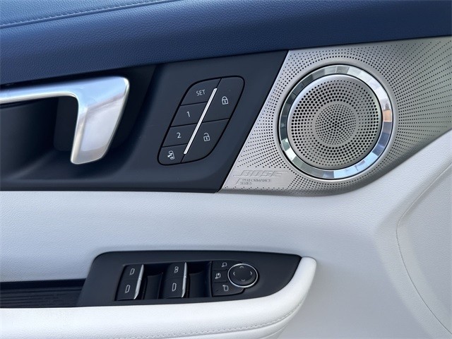 Buick Enclave Vehicle Full-screen Gallery Image 13