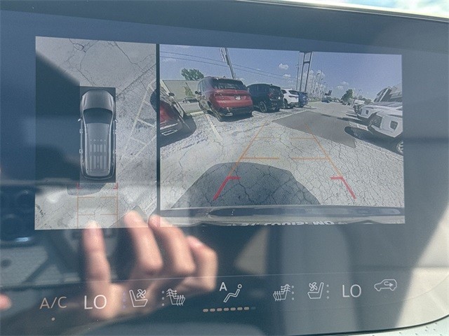 Buick Enclave Vehicle Full-screen Gallery Image 17