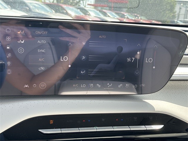Buick Enclave Vehicle Full-screen Gallery Image 19
