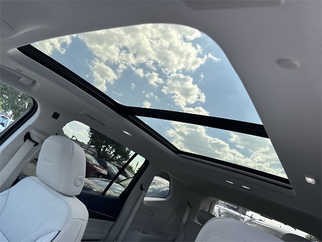 Buick Enclave Vehicle Full-screen Gallery Image 22
