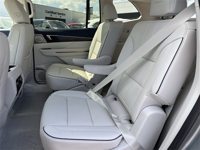 Buick Enclave Vehicle Full-screen Gallery Image 23