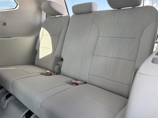 Buick Enclave Vehicle Full-screen Gallery Image 24