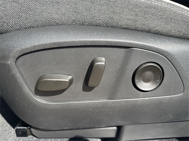 GMC Sierra EV Vehicle Full-screen Gallery Image 12