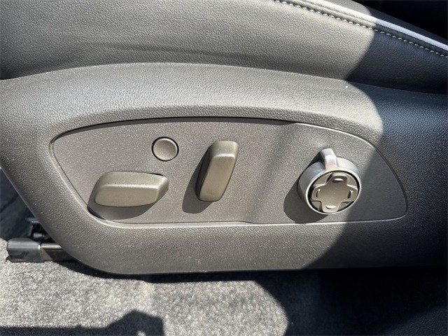 Buick Enclave Vehicle Full-screen Gallery Image 12