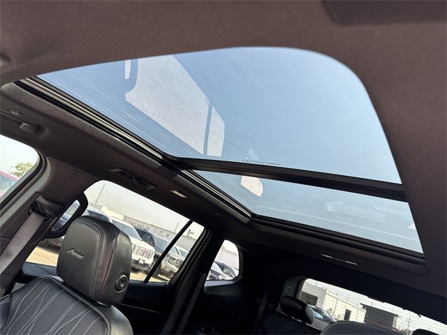 Buick Enclave Vehicle Full-screen Gallery Image 22