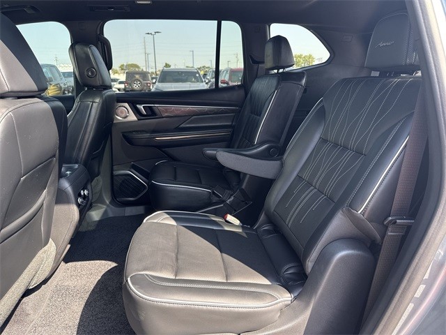 Buick Enclave Vehicle Full-screen Gallery Image 23