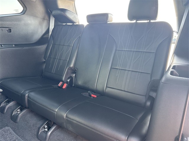 Buick Enclave Vehicle Full-screen Gallery Image 24