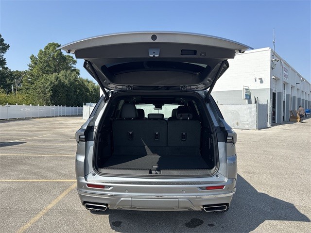 Buick Enclave Vehicle Full-screen Gallery Image 25