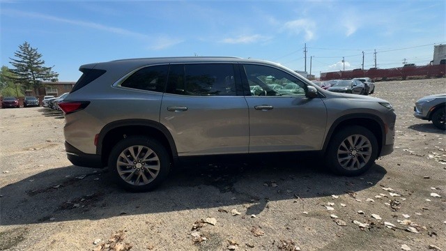 Buick Enclave Vehicle Full-screen Gallery Image 09