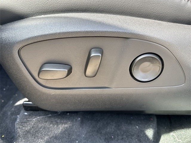 Buick Enclave Vehicle Full-screen Gallery Image 12