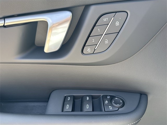 Buick Enclave Vehicle Full-screen Gallery Image 13